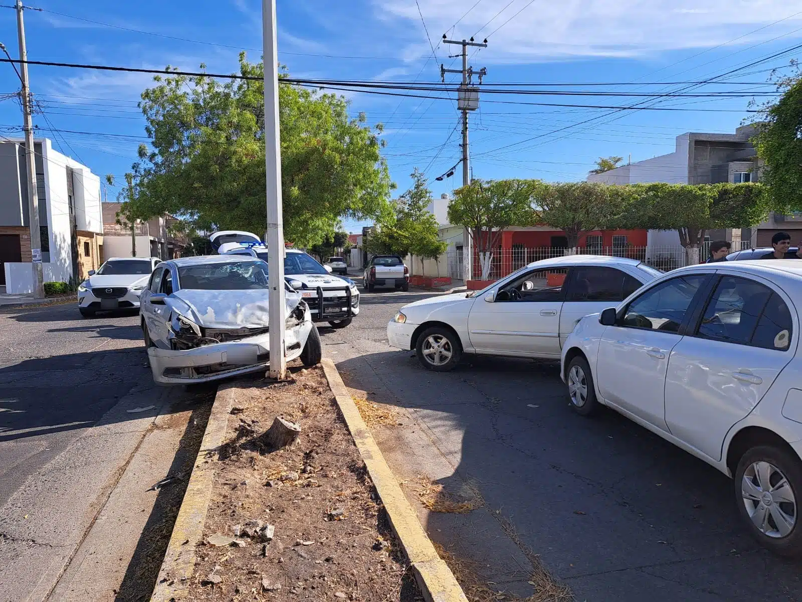 Carros chocados tras un accidente tipo carambola en Culiacán