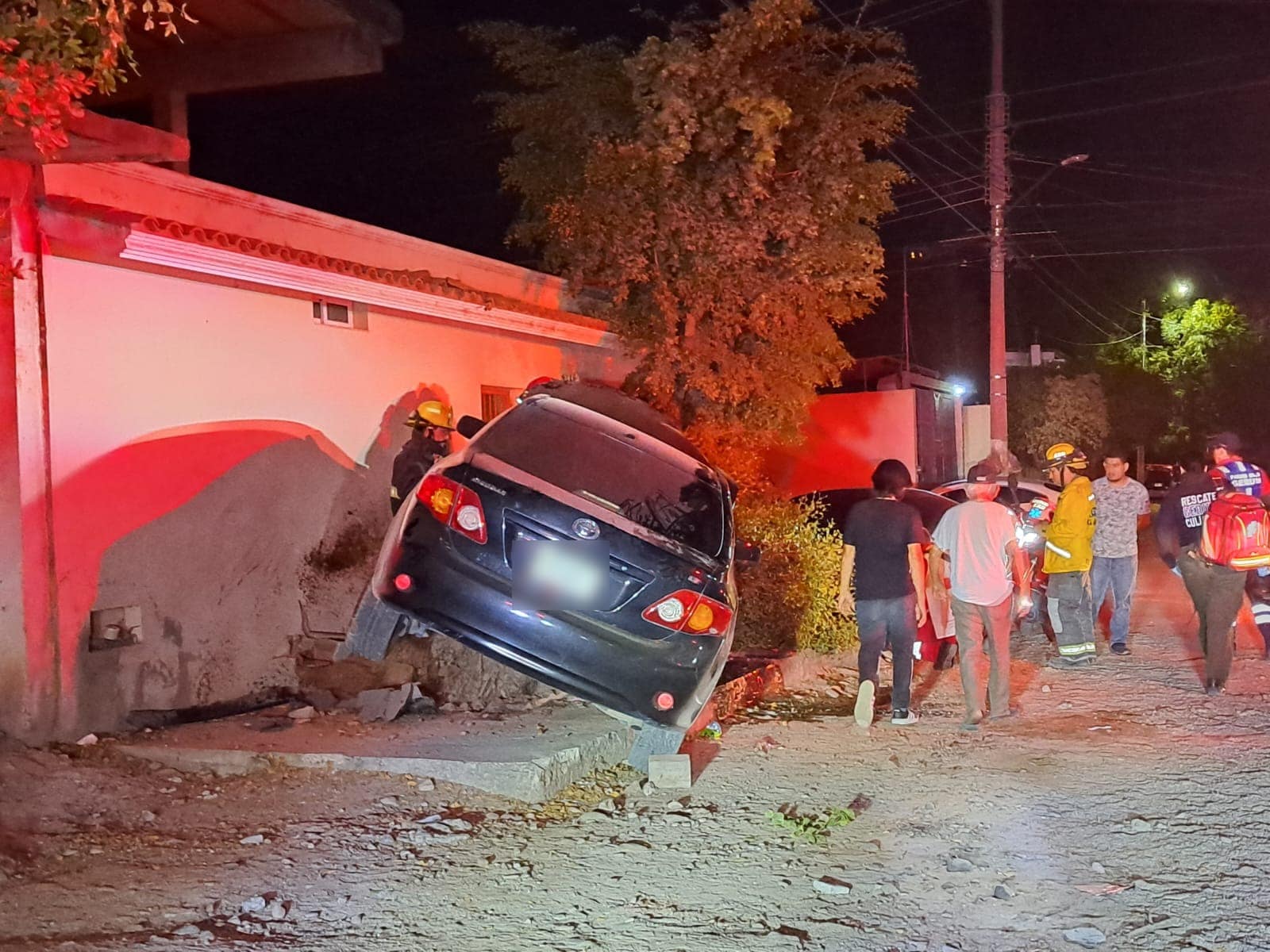 Carro en el que viajaba José Alfonso cuando chocó contra una maceta y arrolló a Juan Carlos en la colonia Pemex en Culiacán