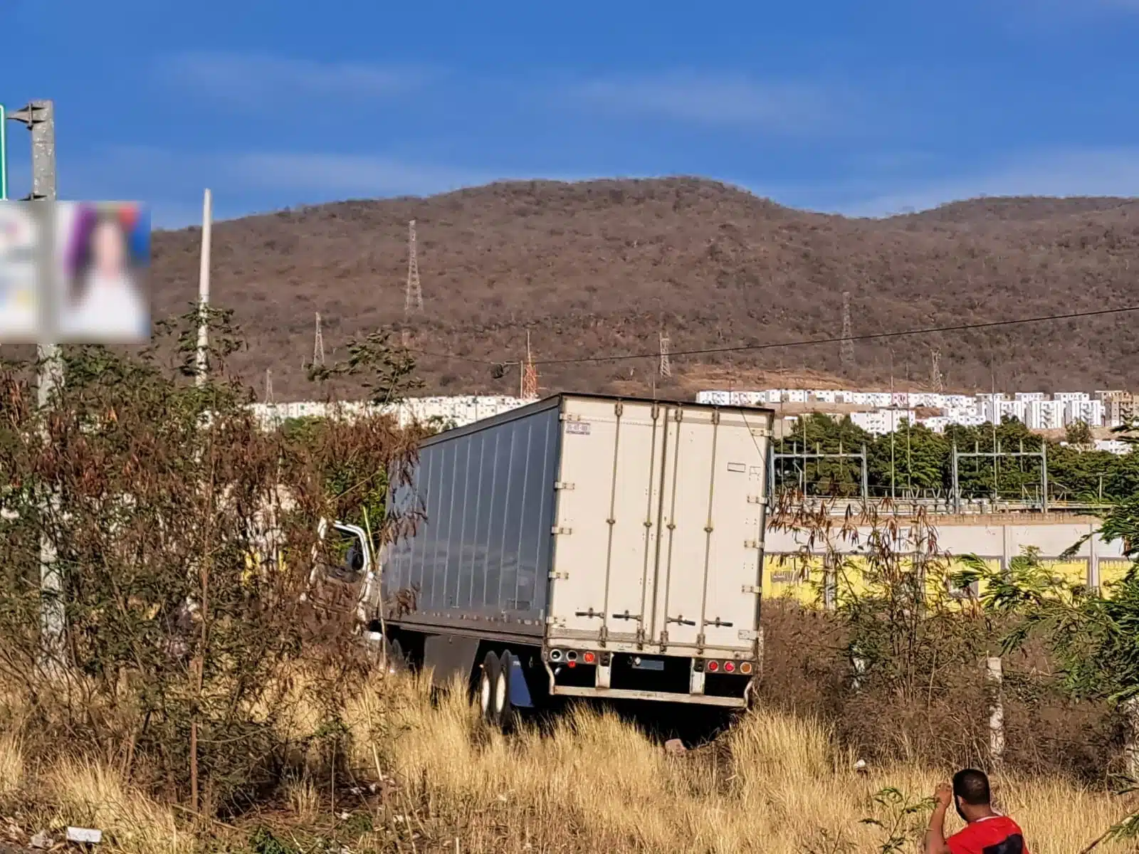 Un tráiler chocado tras un accidente por la Costera en Culiacán