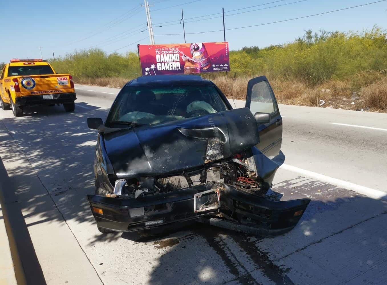 Carro chocado del frente tras un accidente en Los Mochis