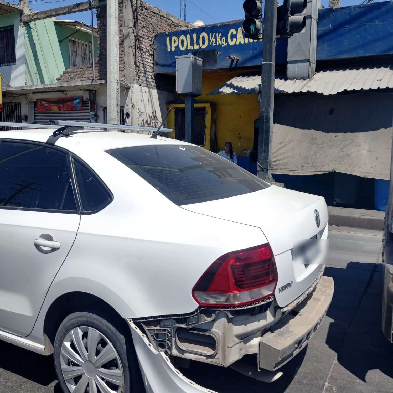 Tráiler choca contra un carro en Mazatlán