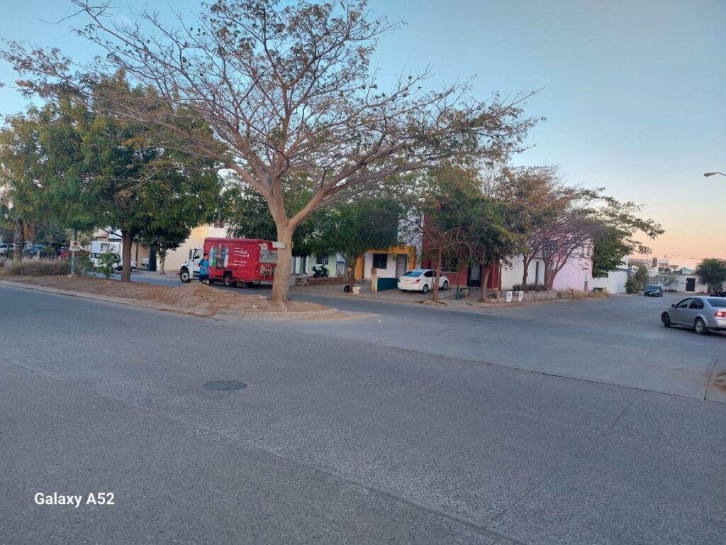 Lugar donde una motocicleta y un camión urbano chocaron en Mazatlán