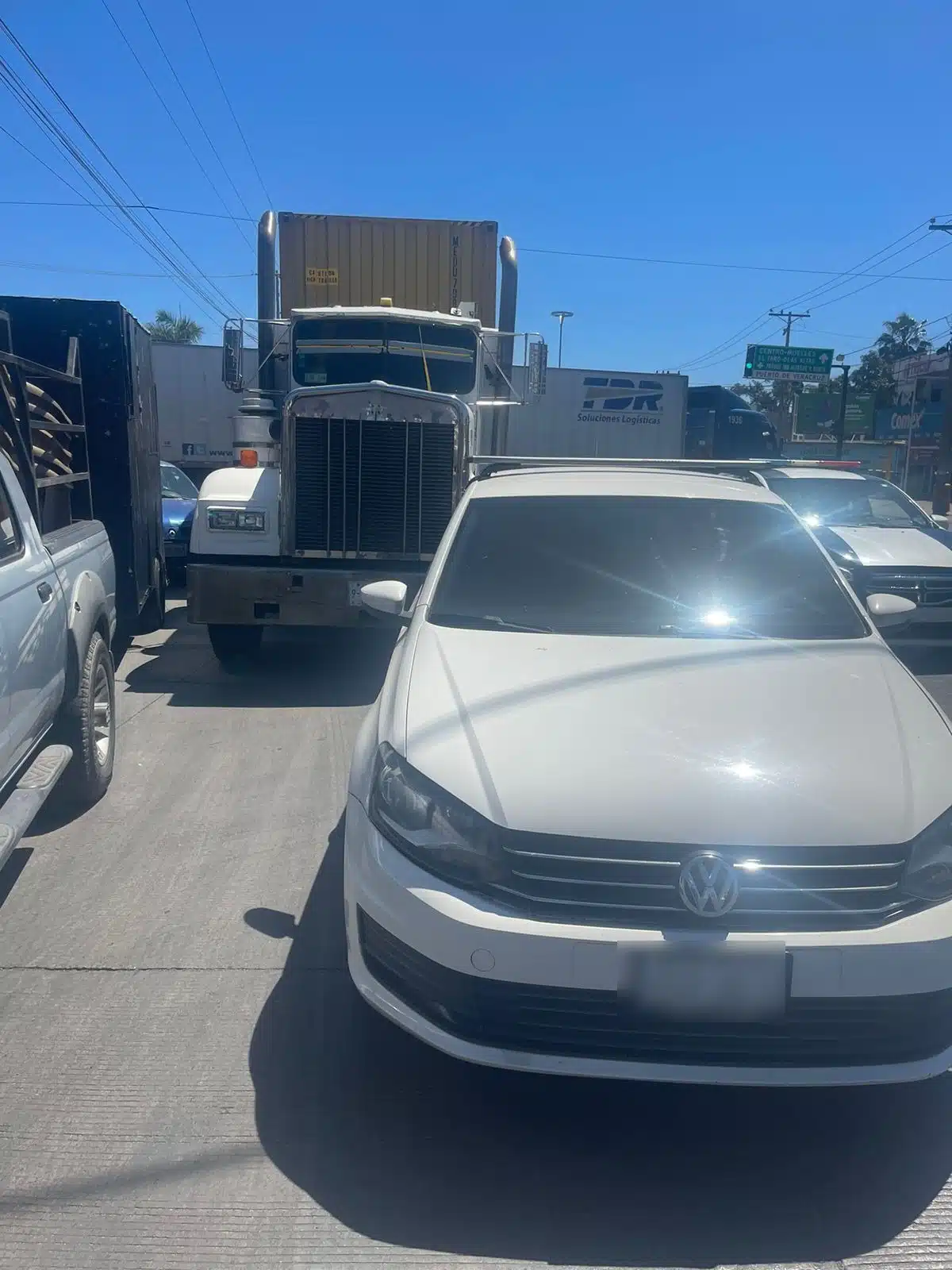 Tráiler choca contra un carro en Mazatlán