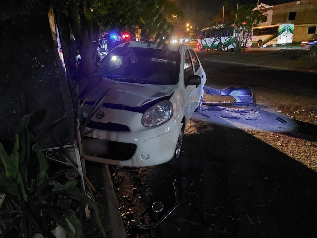 Carro chocado de atrás y del frente, así como la defensa de otro tras un accidente en Mazatlán