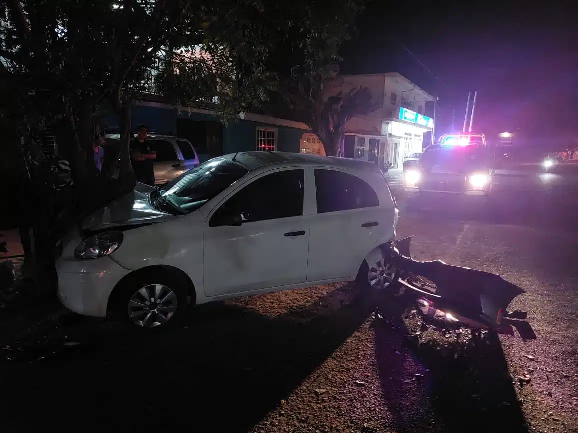 Carro chocado de atrás y la defensa de otro tras un accidente en Mazatlán