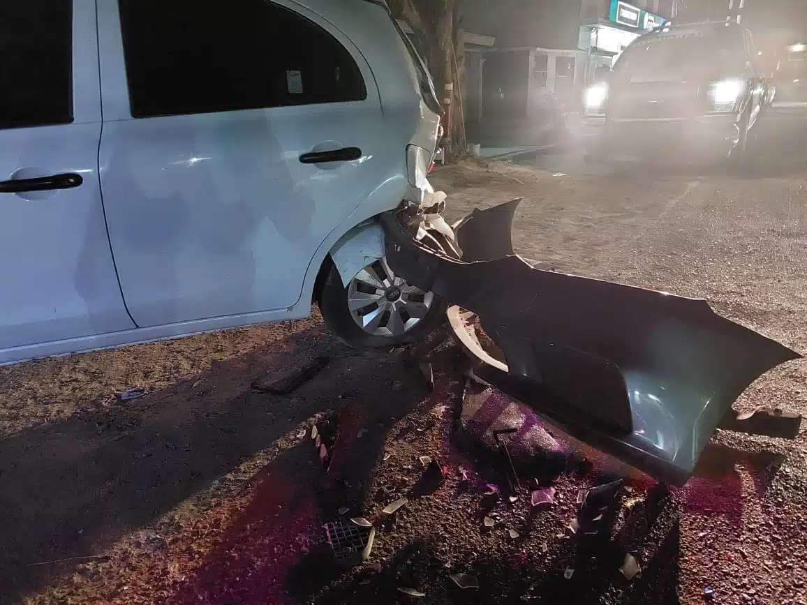 Carro chocado de atrás y la defensa de otro tras un accidente en Mazatlán