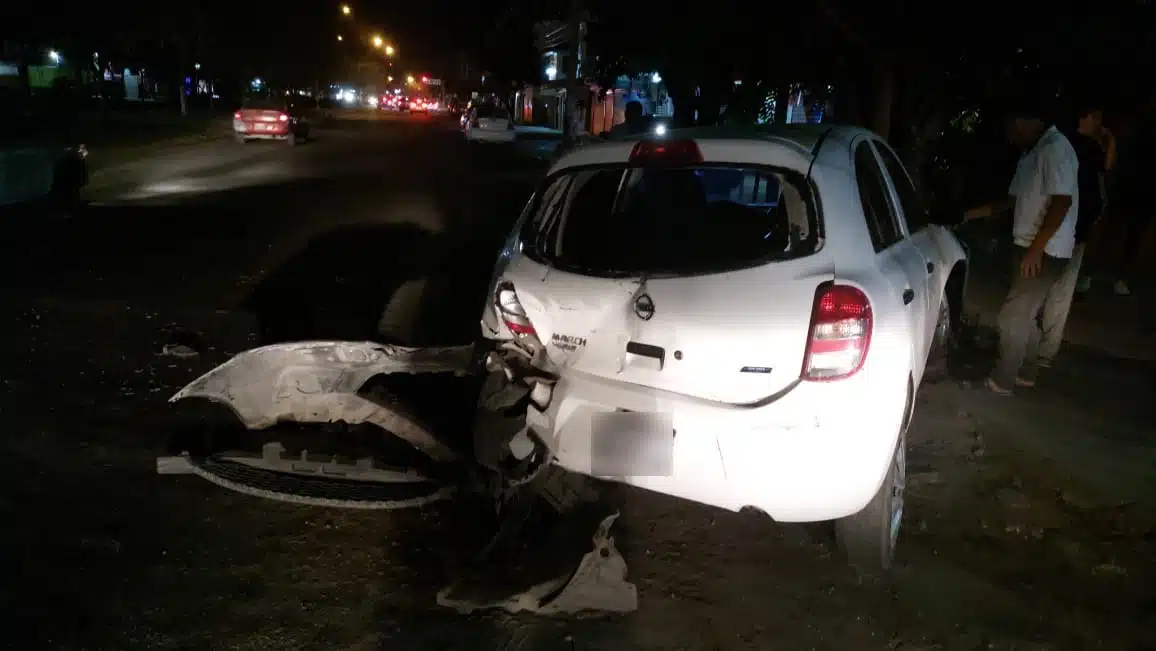 Carro chocado de atrás y la defensa de otro tras un accidente en Mazatlán