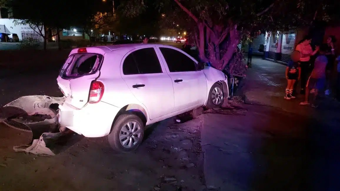 Carro chocado de atrás y la defensa de otro tras un accidente en Mazatlán