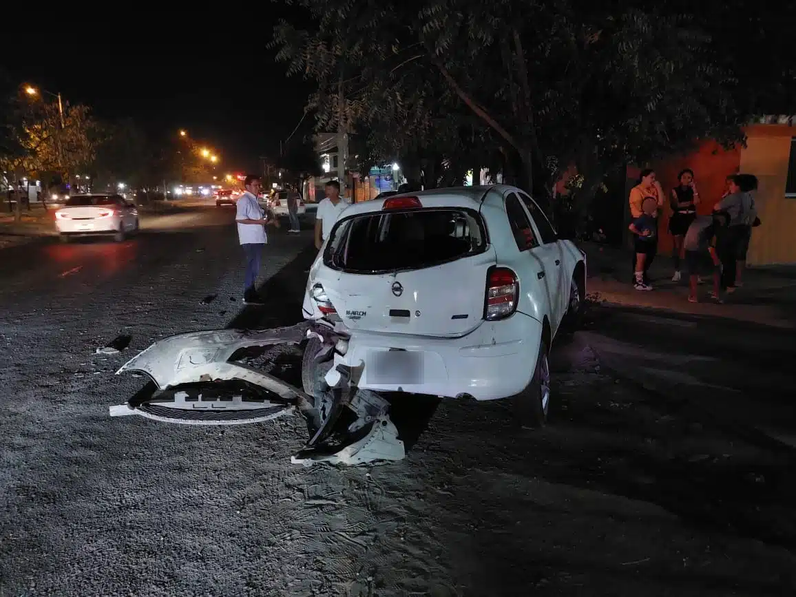 Carro chocado de atrás y la defensa de otro tras un accidente en Mazatlán