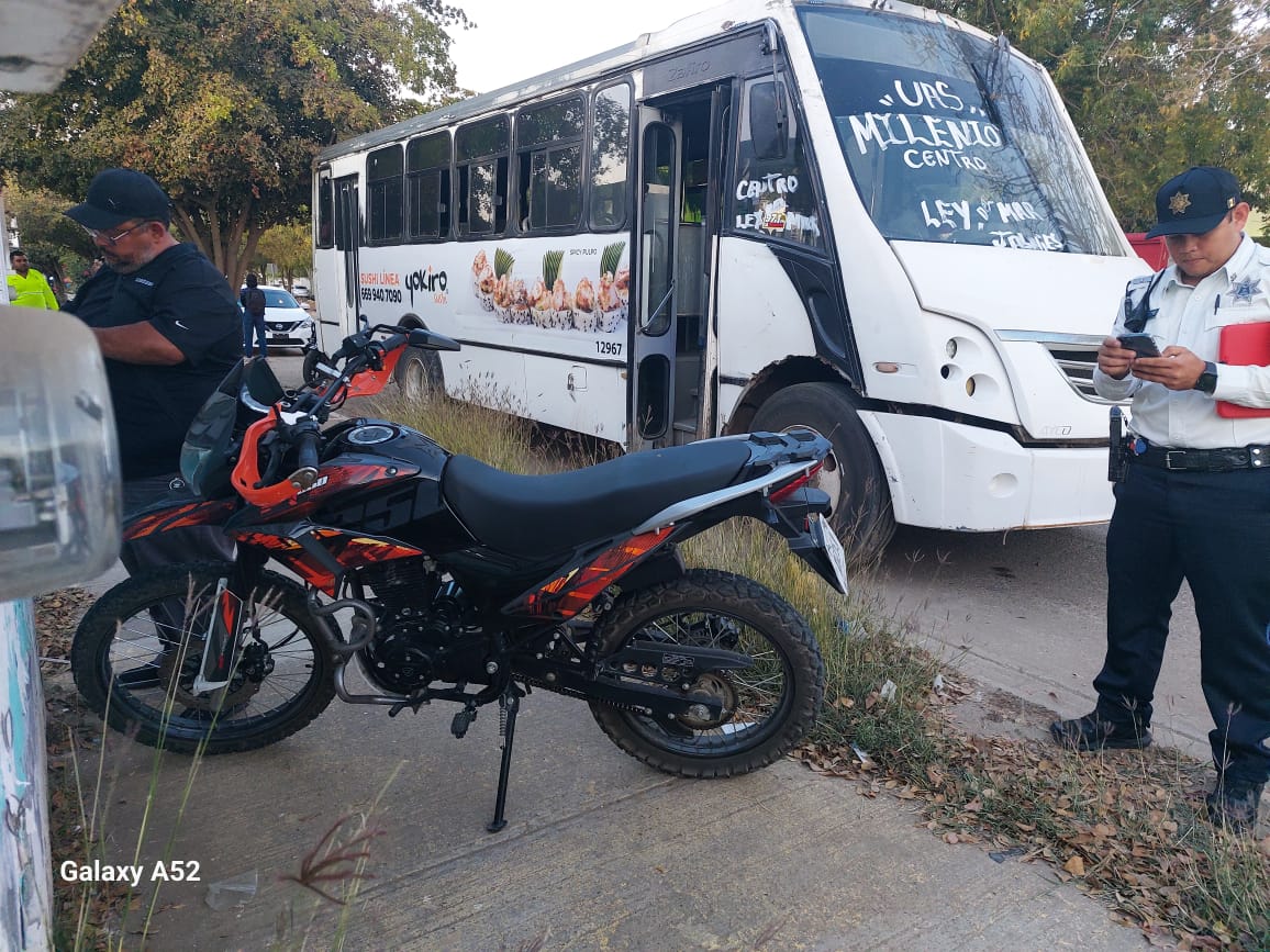 Camión y motocicleta que chocaron en Mazatlán