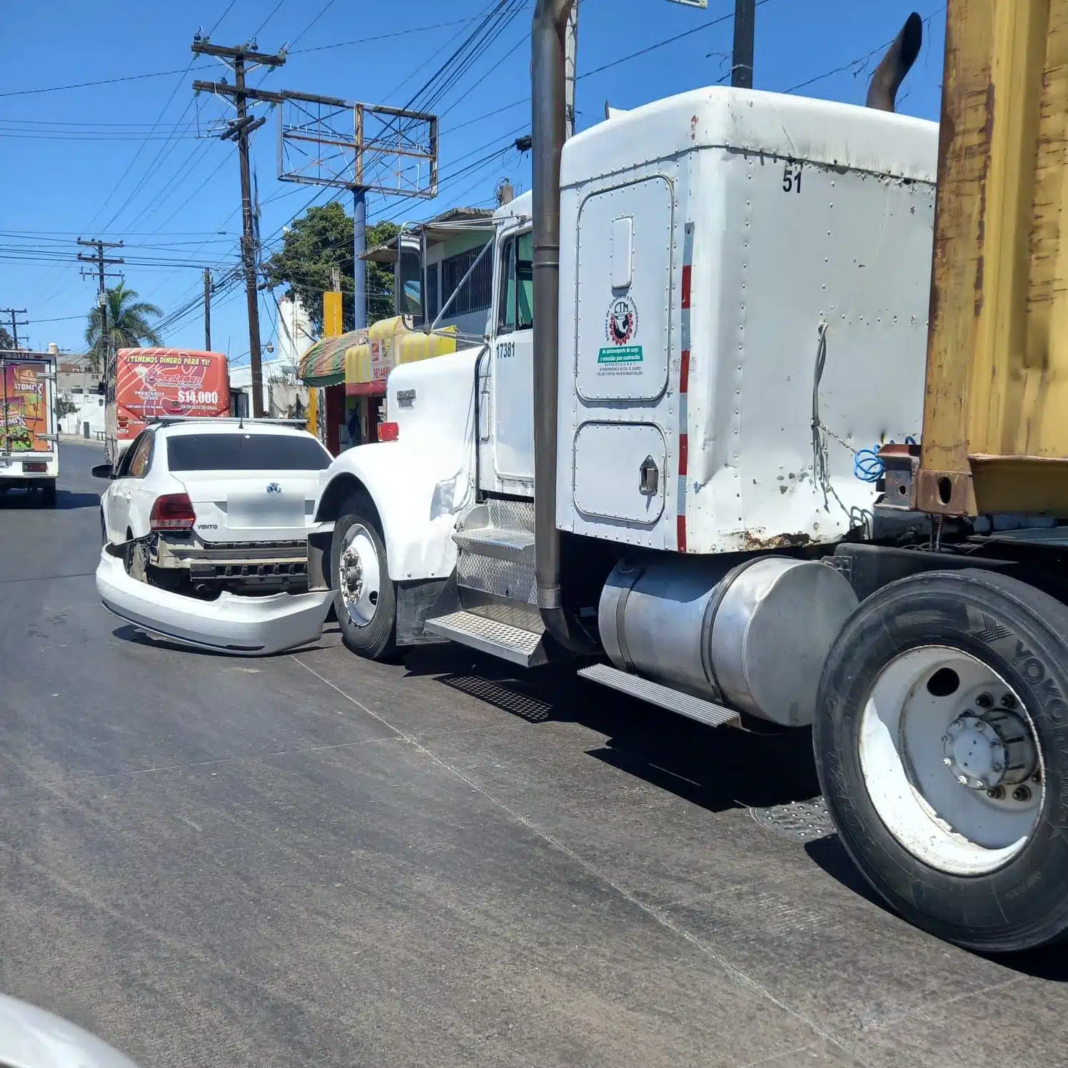 Tráiler choca contra un carro en Mazatlán