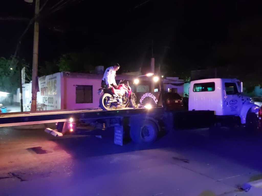 Motocicleta en la que viajaba un joven cuando chocó contra un carro en Los Mochis