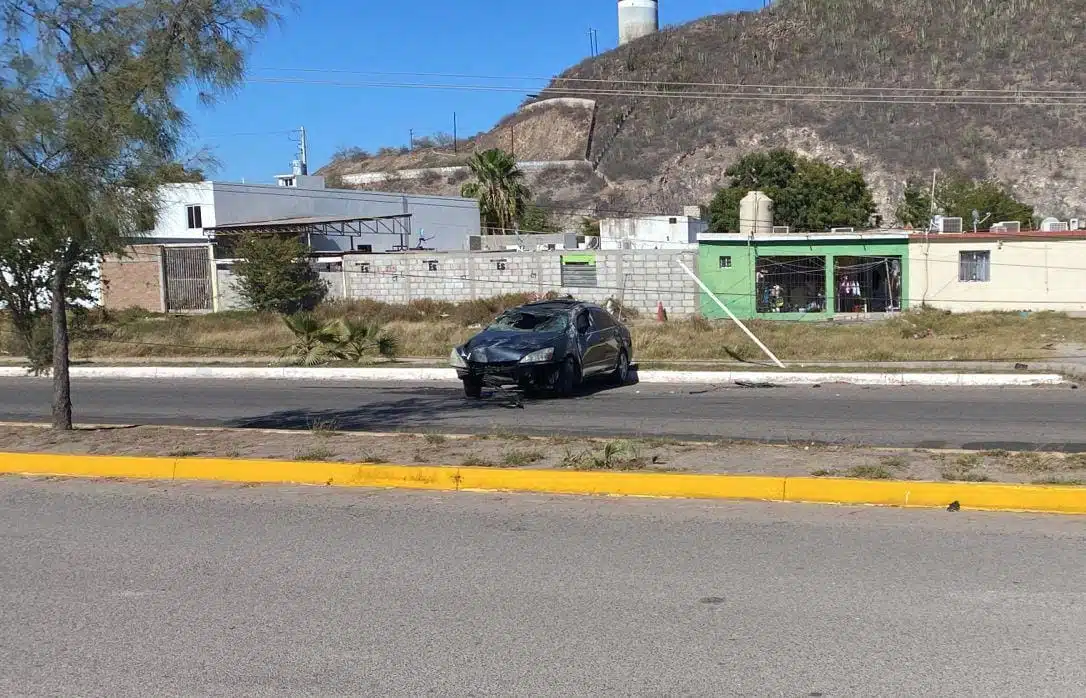 Carro chocado tras un accidente en Topolobampo