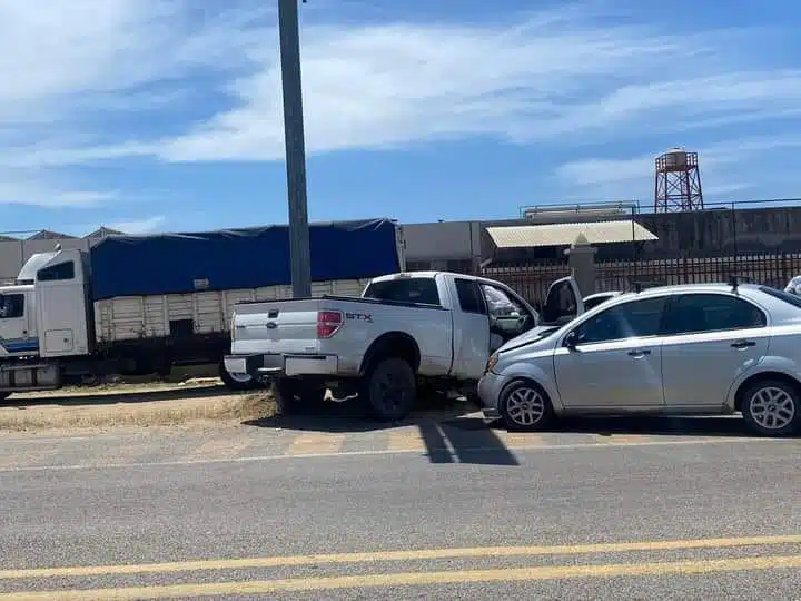 Una camioneta y un carro chocados entre sí en la carretera Villa Unión-Concordia