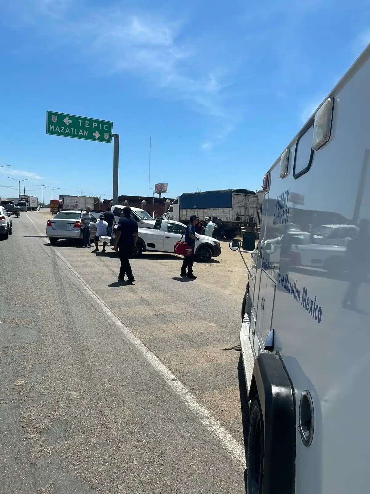 Una camioneta y un carro chocados entre sí en la carretera Villa Unión-Concordia