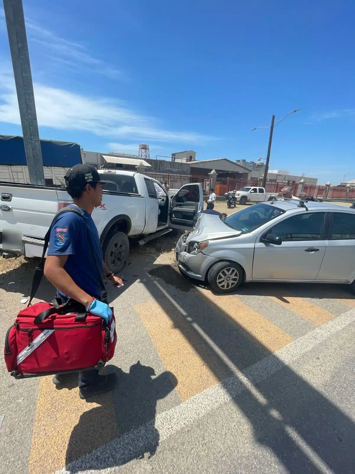 Una camioneta y un carro chocados entre sí en la carretera Villa Unión-Concordia