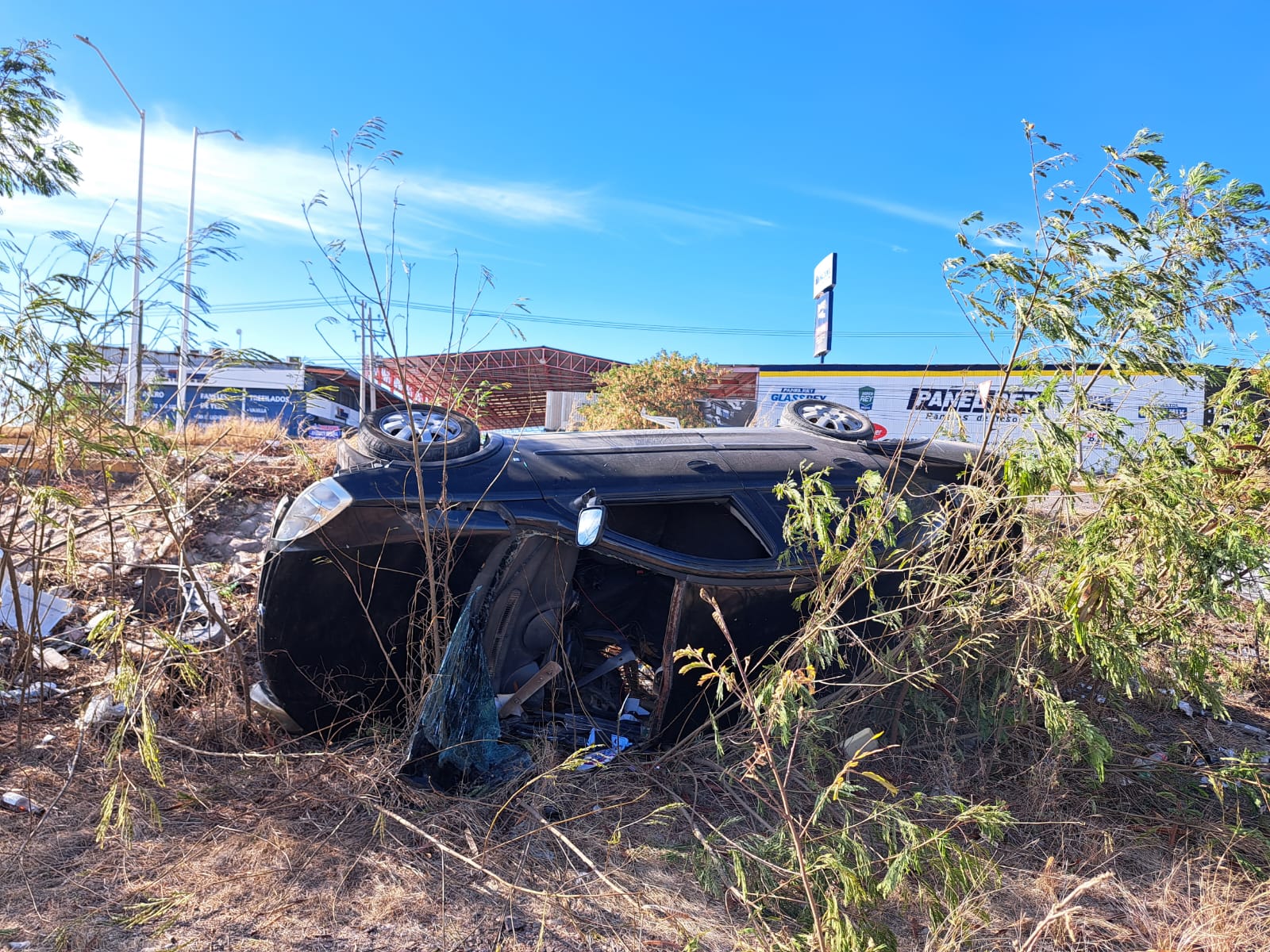 Un carro volcado con los neumático hacia arriba tras un accidente tipo choque por la Costera en Culiacán