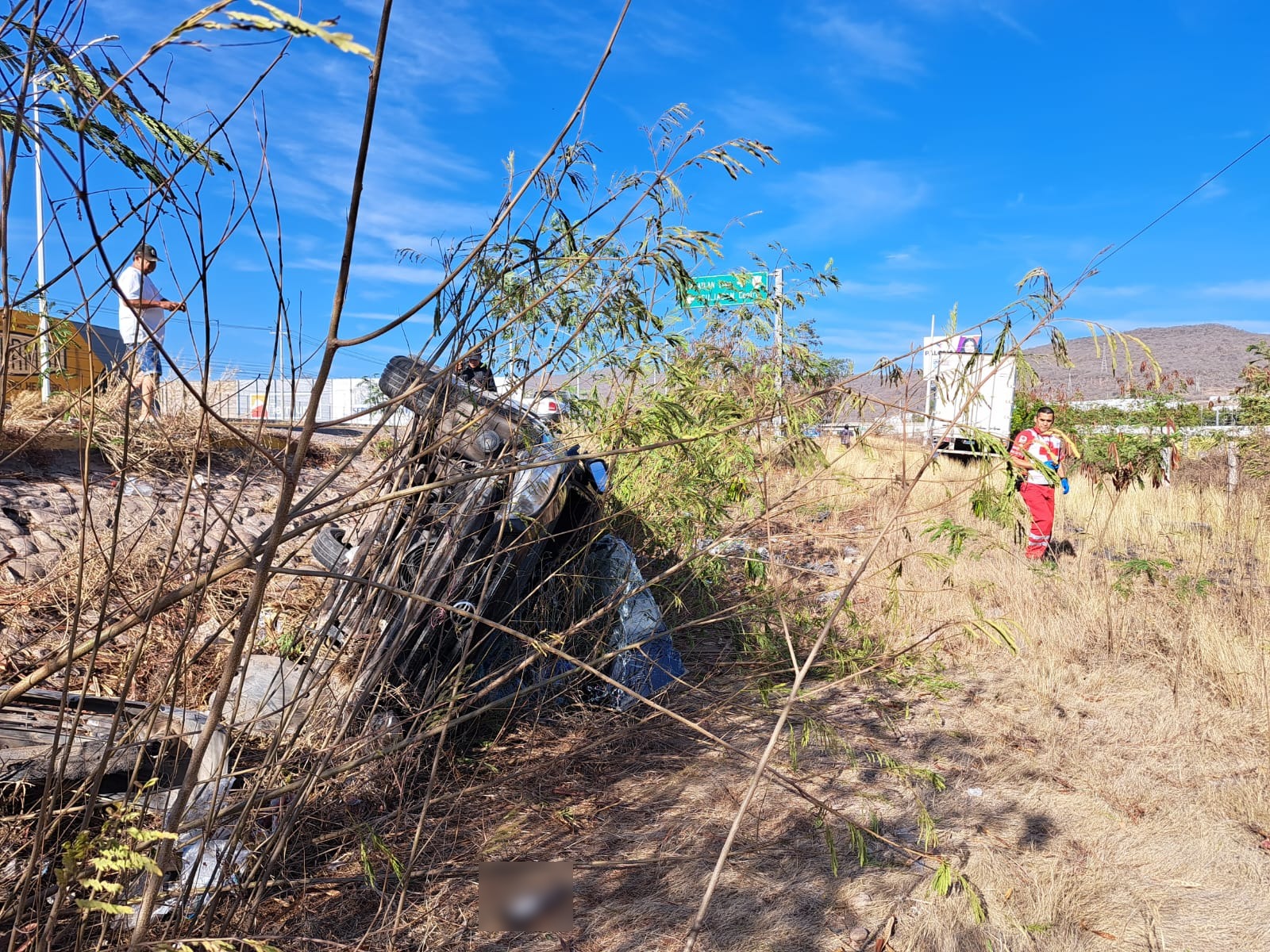 Un carro volcado con los neumático hacia arriba tras un accidente tipo choque por la Costera en Culiacán