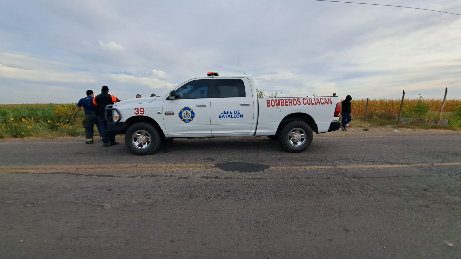 Autoridades y Bomberos Culiacán en el lugar de los hechos