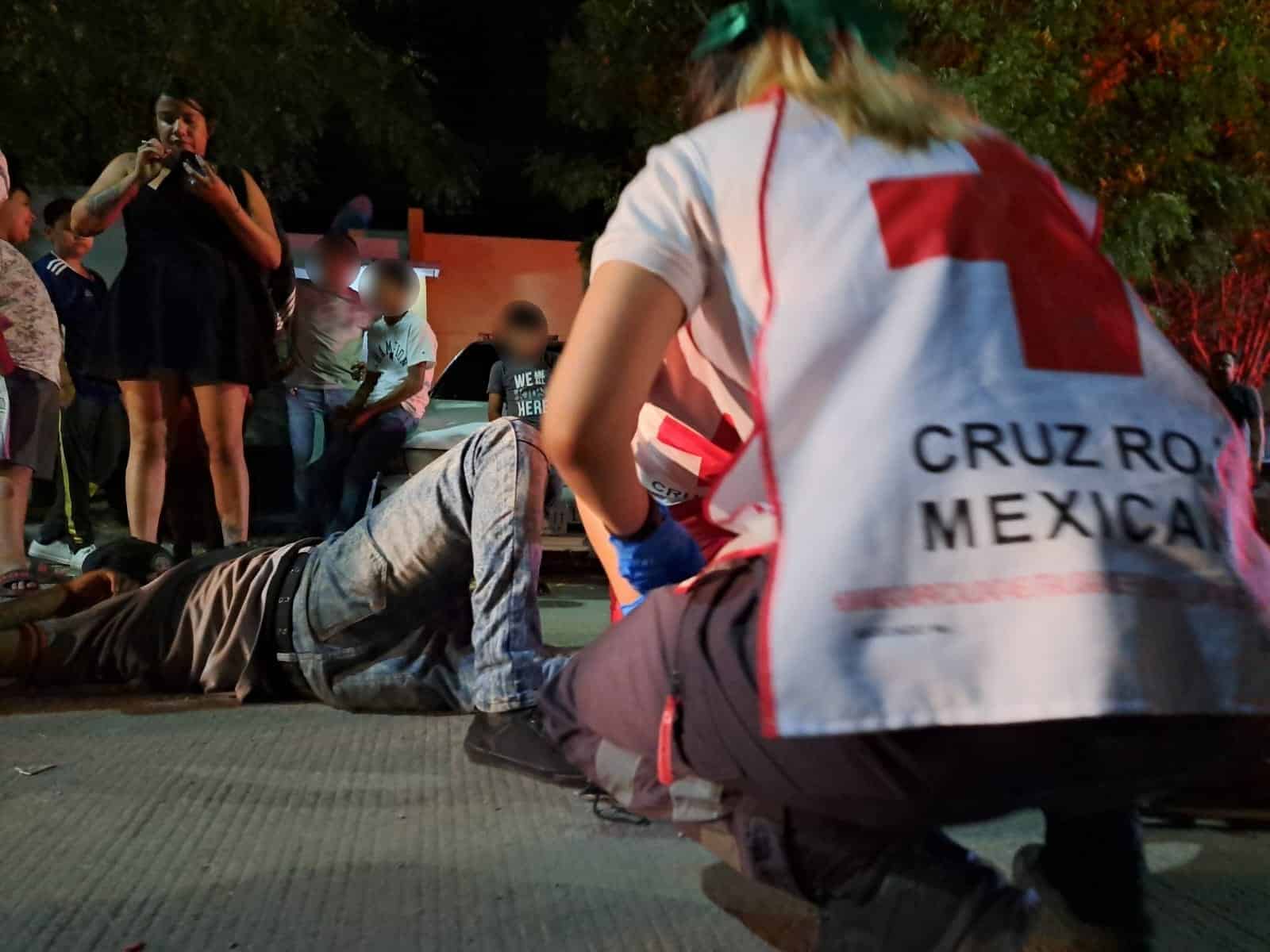 Personal de Cruz Roja atendiendo a César Federico, joven motociclista que cayó a una zanja de Japac en Culiacán