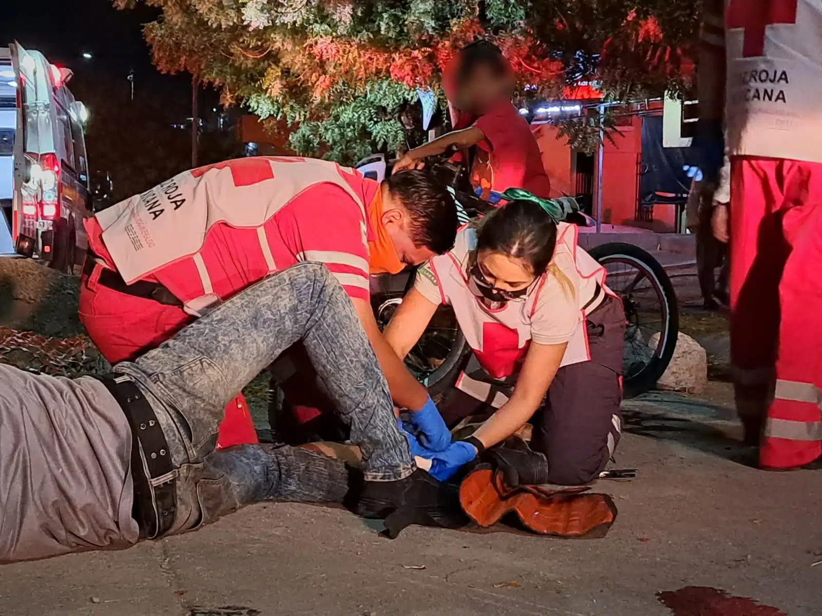 Personal de Cruz Roja atendiendo a César Federico, joven motociclista que cayó a una zanja de Japac en Culiacán