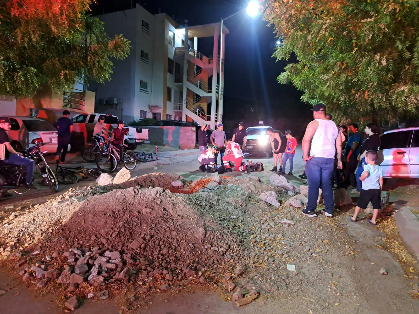 Personal de Cruz Roja atendiendo a César Federico, joven motociclista que cayó a una zanja de Japac en Culiacán