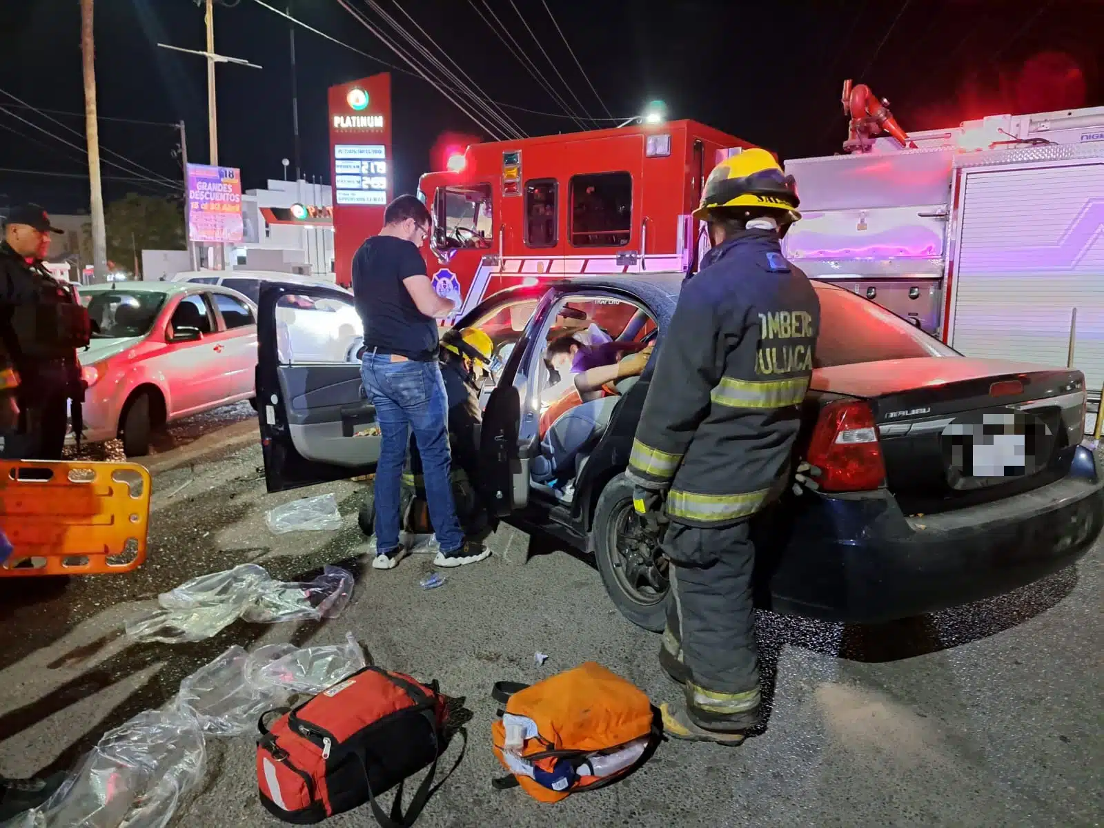 Bomberos Culiacán y Bomberos Veteranos Culiacán auxiliaron al joven lesionado.