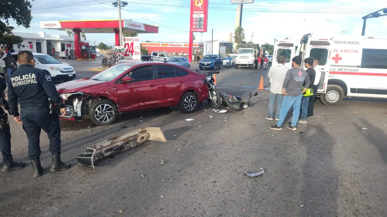 El accidente ocurrió entre dos automóviles y dos motocicletas.