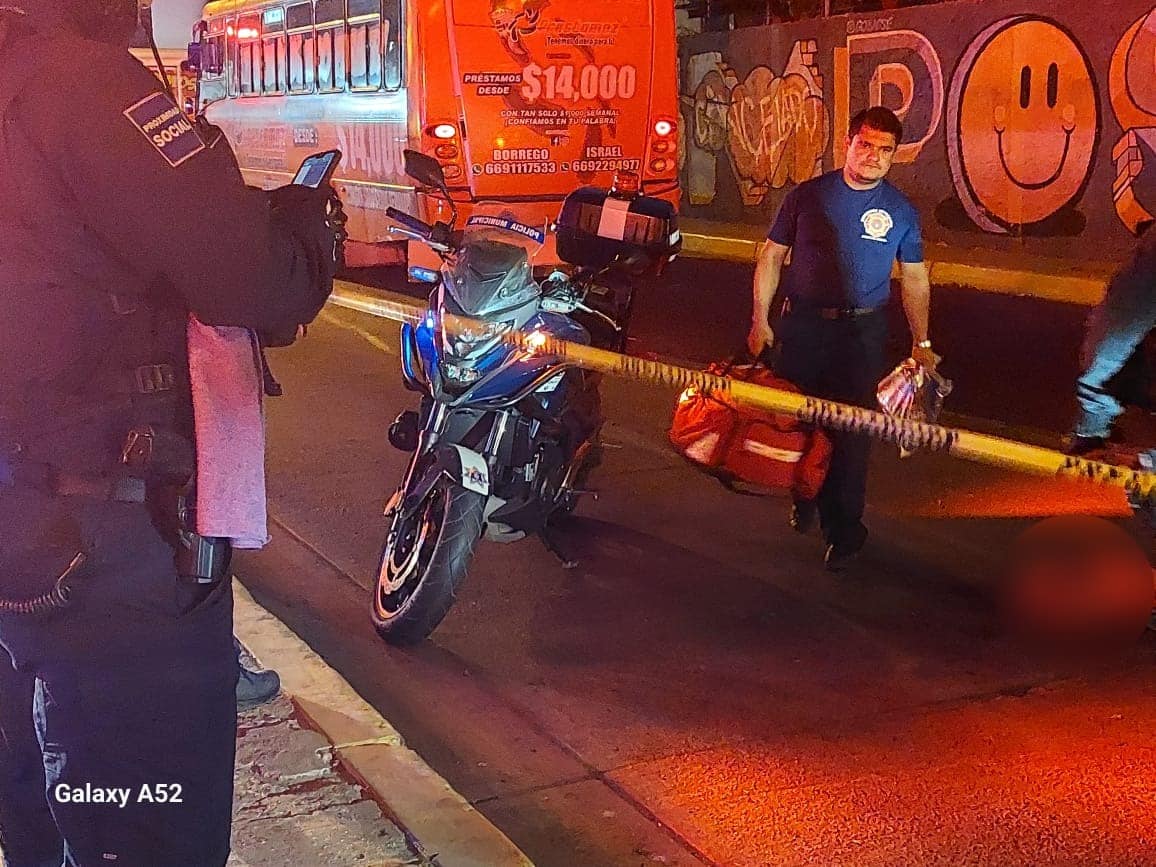 Cinta amarilla delimitando el área del lugar donde quedó una joven sin vida tras ser atropellada por un camión urbano en Mazatlán