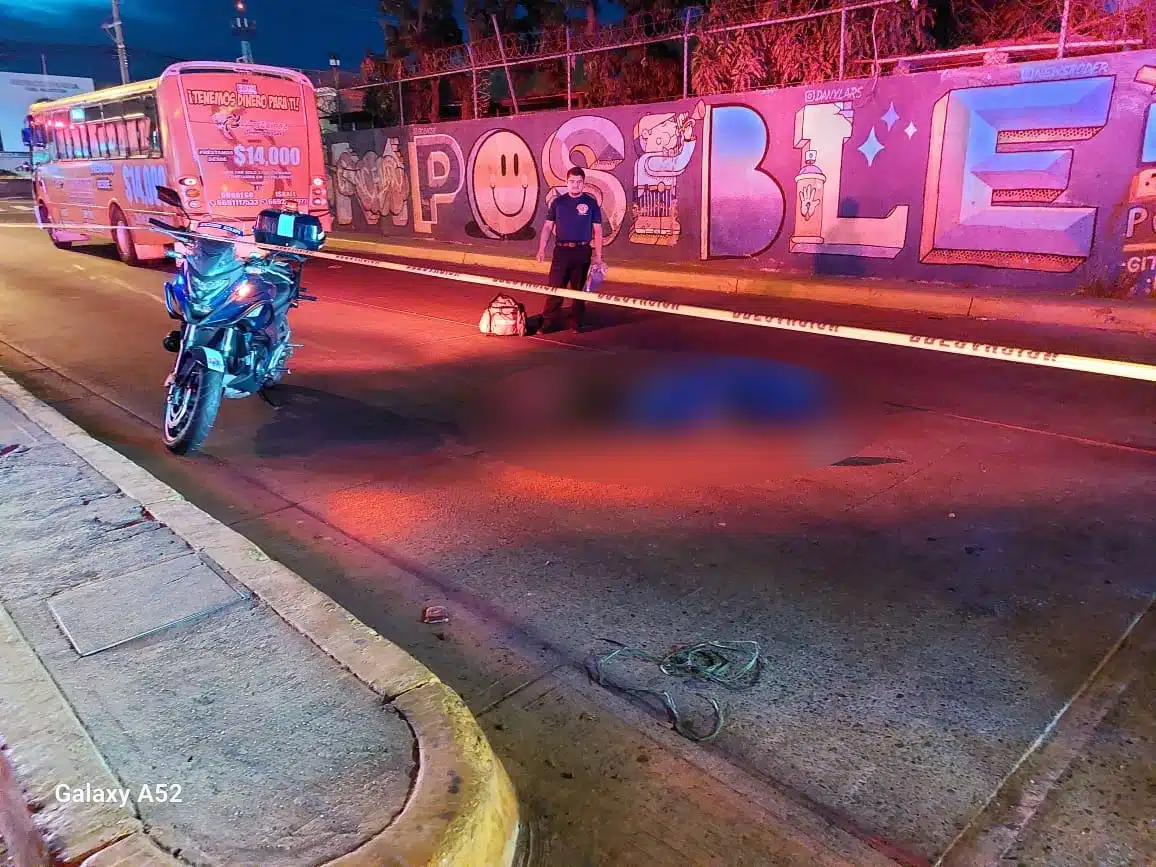 Cinta amarilla delimitando el área del lugar donde quedó una joven sin vida tras ser atropellada por un camión urbano en Mazatlán