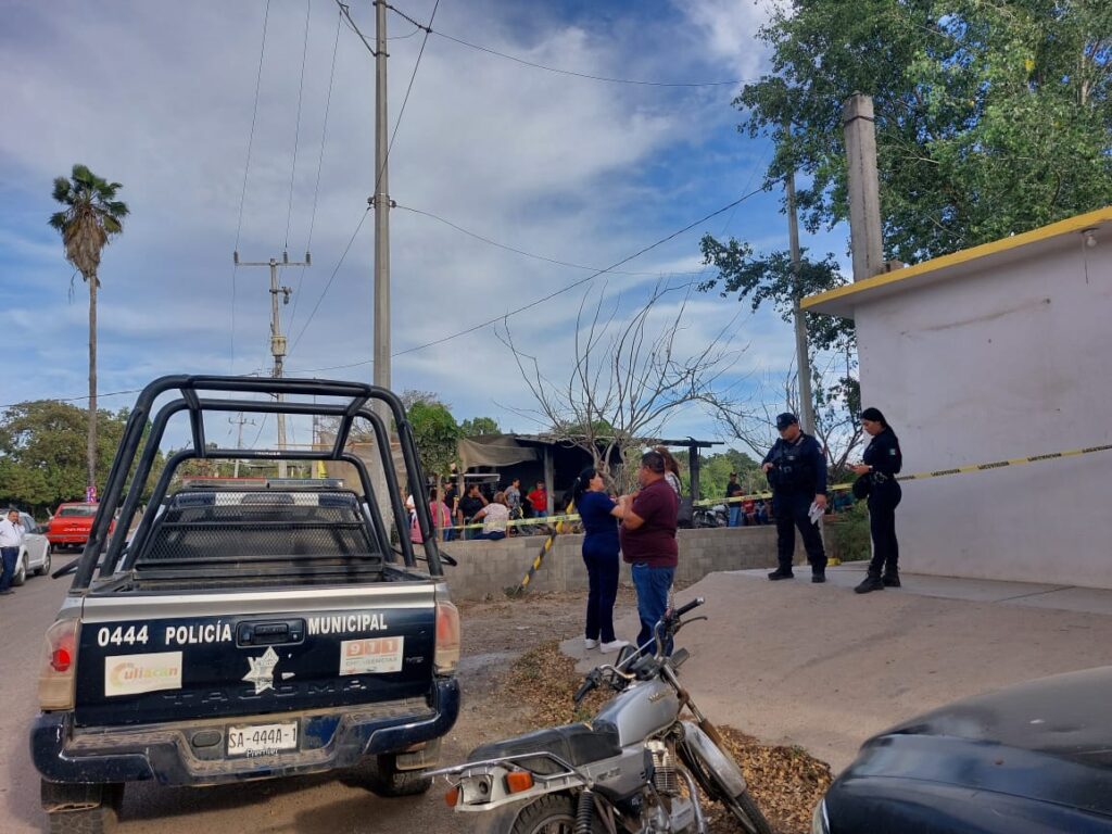 Patrulla de la Policía Municipal en el lugar donde Fernando falleció tras sufrir una descarga eléctrica y caerse de un árbol en Eldorado, Culiacán
