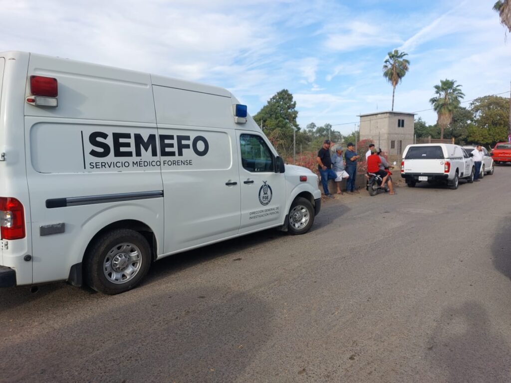 Camioneta de SEMEFO en el lugar donde Fernando falleció tras sufrir una descarga eléctrica y caerse de un árbol en Eldorado, Culiacán