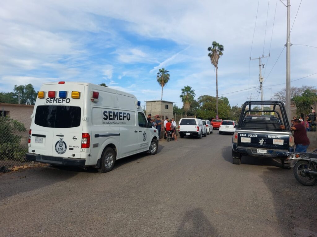 Patrulla de la Policía Municipal y camioneta de SEMEFO en el lugar donde Fernando falleció tras sufrir una descarga eléctrica y caerse de un árbol en Eldorado, Culiacán