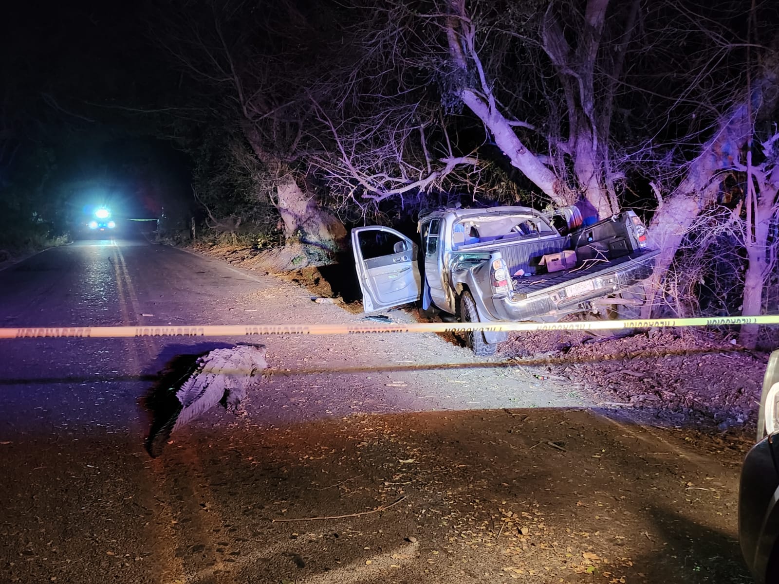Camioneta Tacoma choca con un árbol en Eldorado, Culiacán