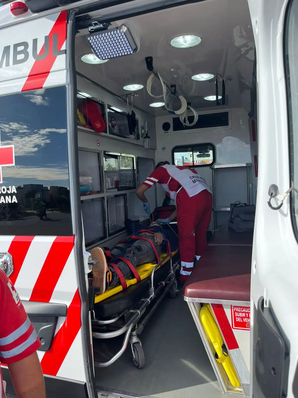 Hombre lesionado arriba de una ambulancia de Cruz Roja en Los Mochis