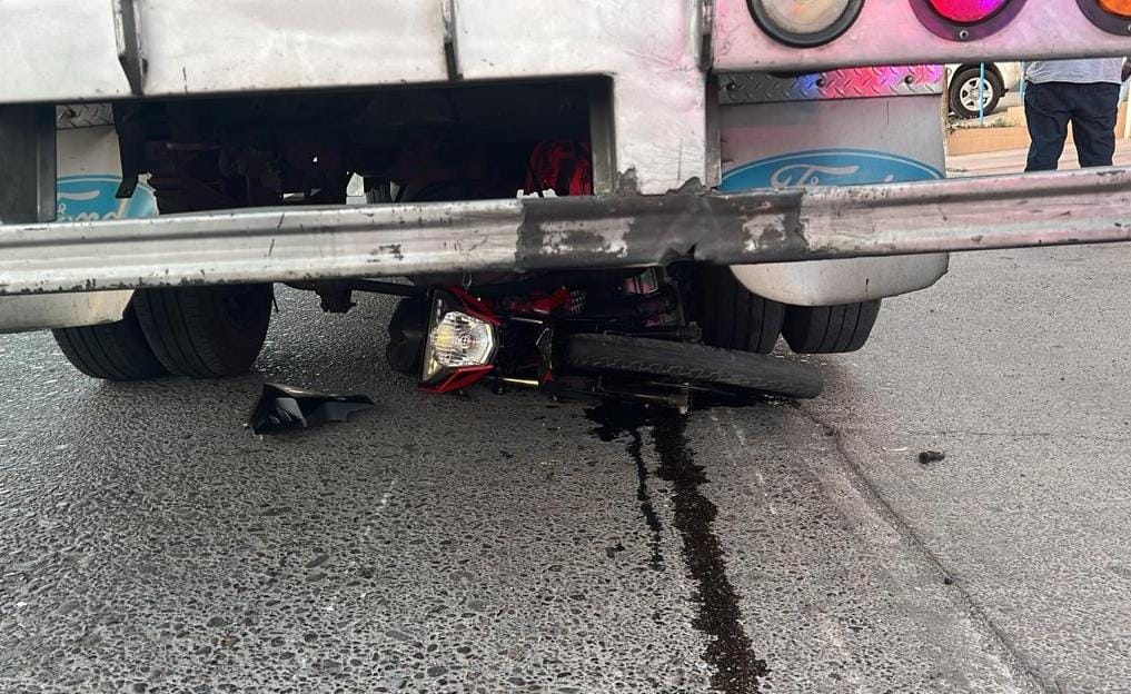 La motocicleta terminó debajo de la camioneta doble rodado.
