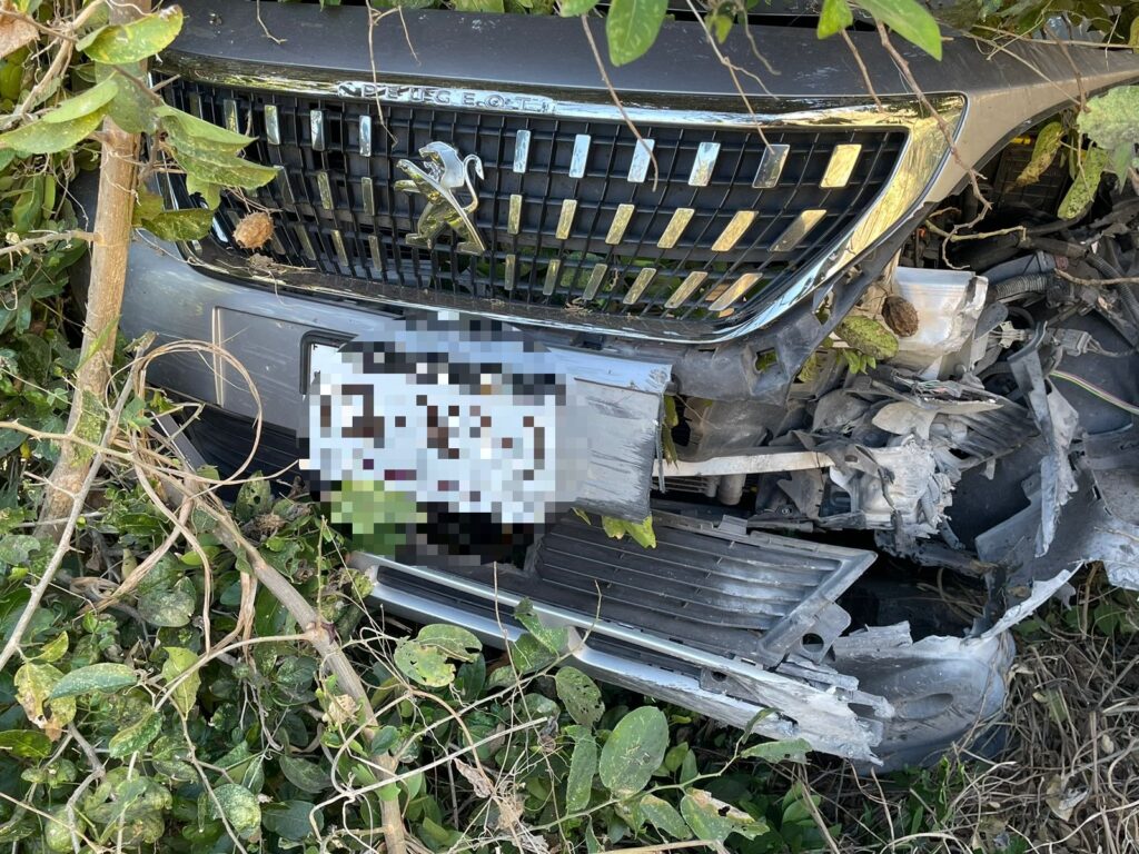 Tras el accidente, el frente del vehículo presentó daños.