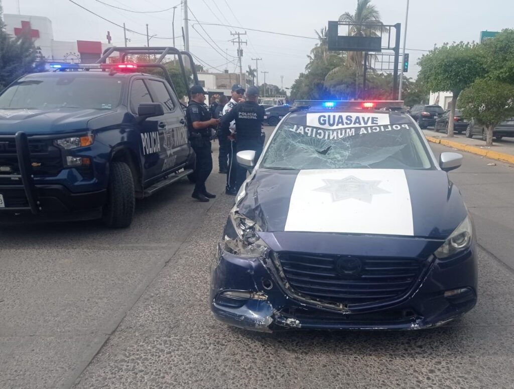 Patrulla de la Policía Municipal de Guasave chocada del frente y con el cristal quebrado tras atropellar a Juan Carlos