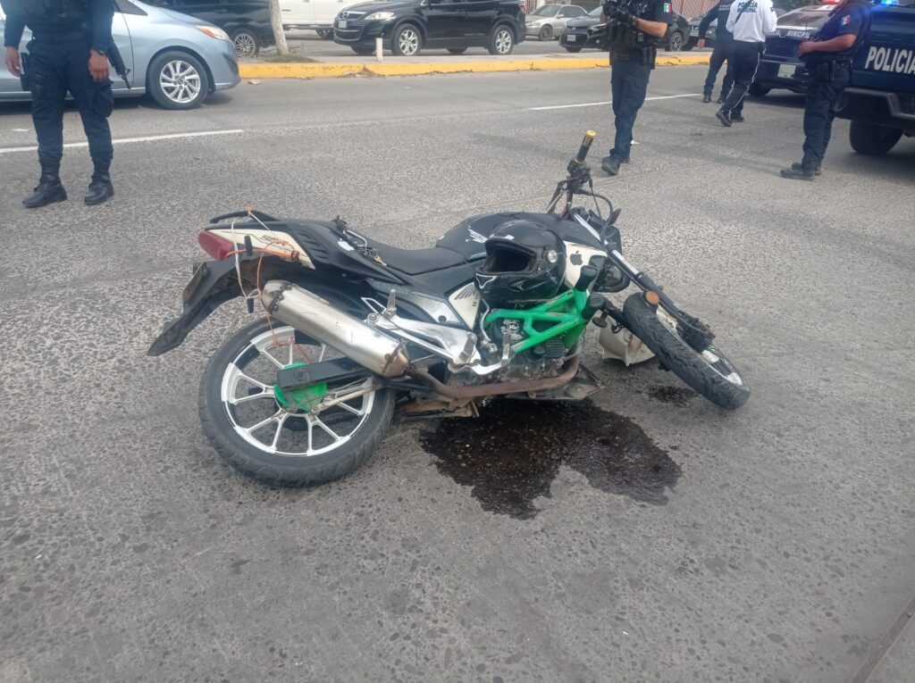 Motocicleta en la que viajaba Juan Carlos cuando fue atropellado por una patrulla de la Policía Municipal de Guasave