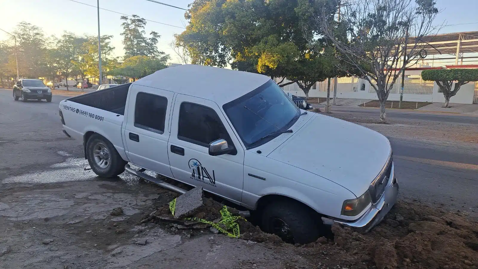 Camioneta cae a un socavón en Mazatlán