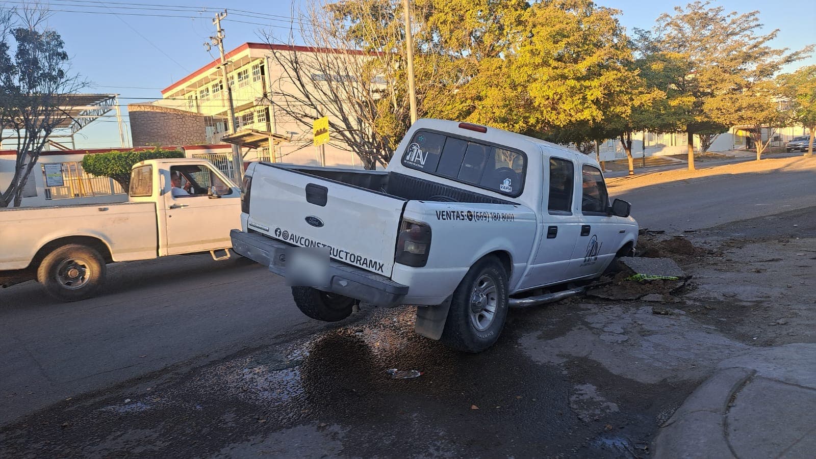 Camioneta cae a un socavón en Mazatlán