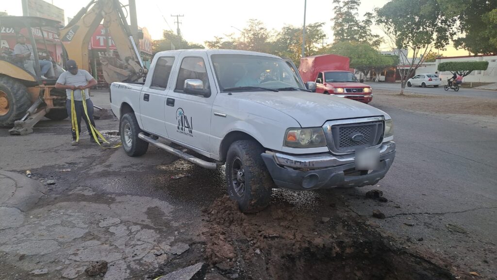 Camioneta siendo sacada de un socavón en el que cayó en Mazatlán