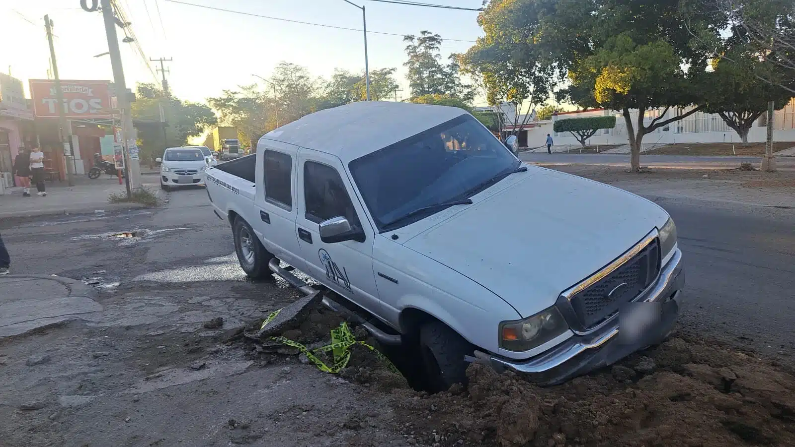 Camioneta cae a un socavón en Mazatlán
