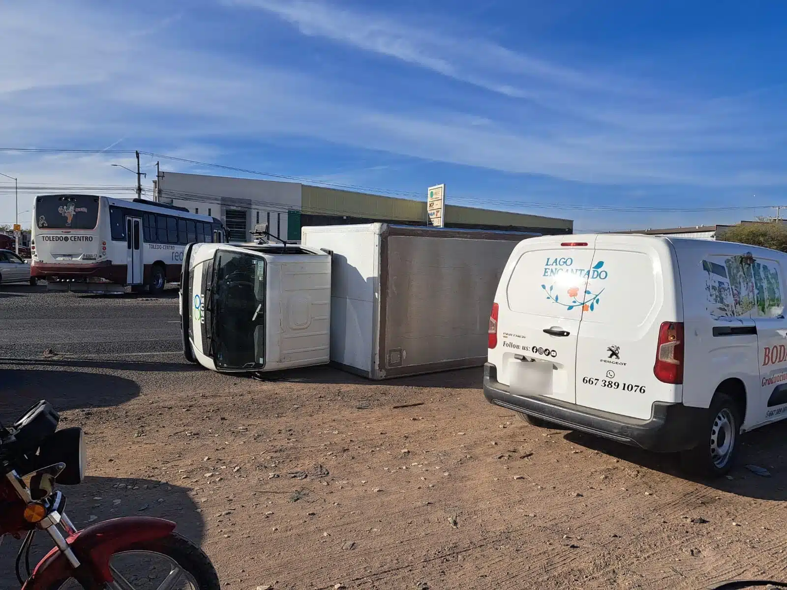 Camión de carga volcado sobre le carretera La Costerita en Culiacán