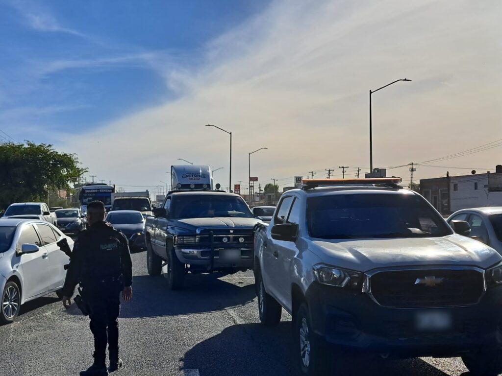 Tráfico parado por el accidente tipo volcadura de un camión de carga sobre le carretera La Costerita en Culiacán