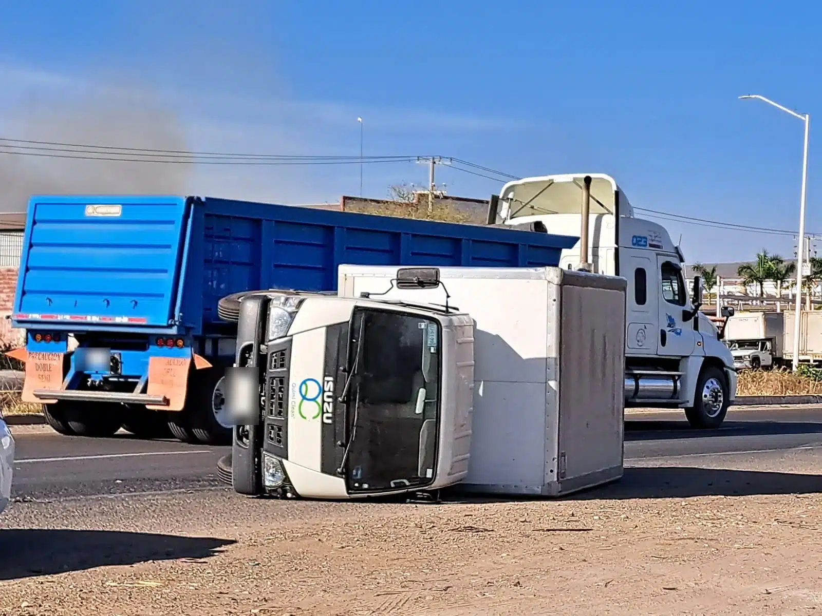 Camión de carga volcado sobre le carretera La Costerita en Culiacán