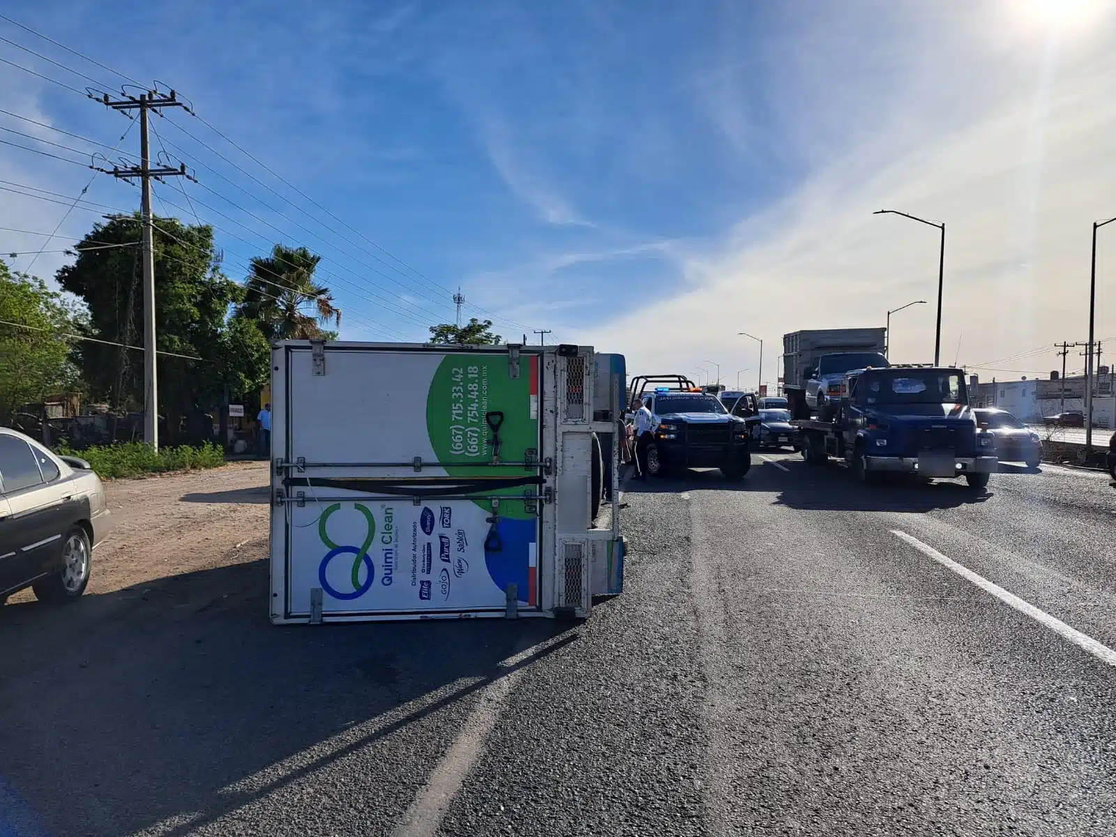 Camión de carga volcado sobre le carretera La Costerita en Culiacán