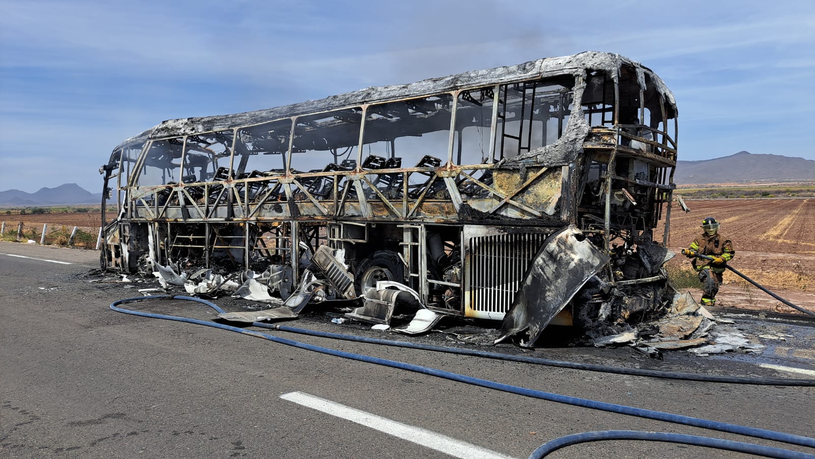 Autobus hecho cenizas en el camionazo en Angostura