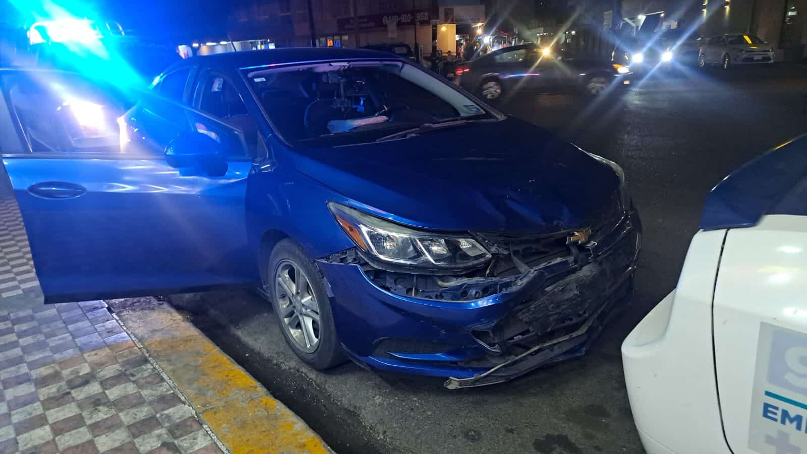 Choque entre un automóvil y una motocicleta