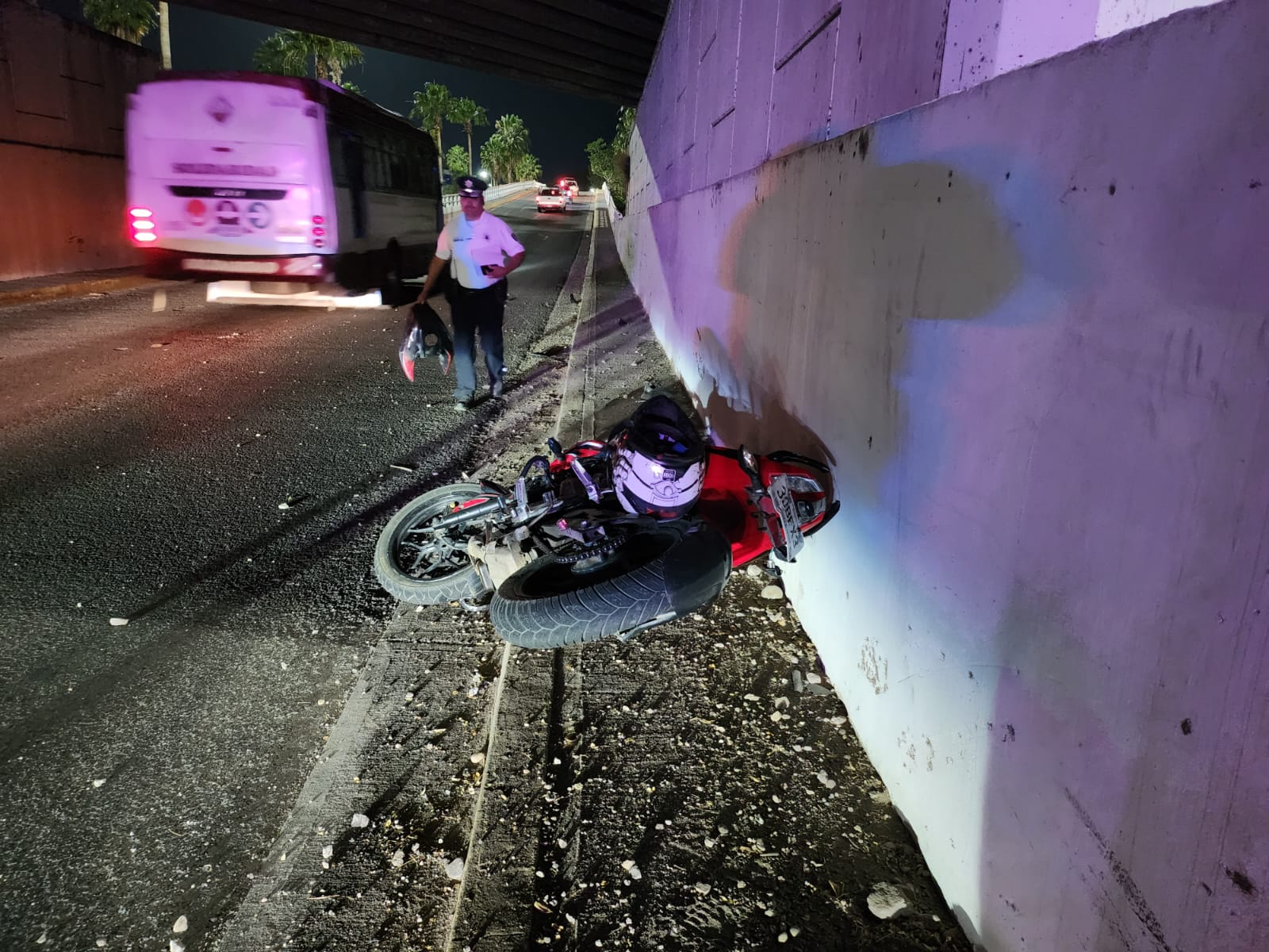 El motociclista resultó con lesiones en distintas partes del cuerpo.